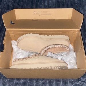 UGG TASMAN SLIPPERS IN SHADE DRIFTWOOD